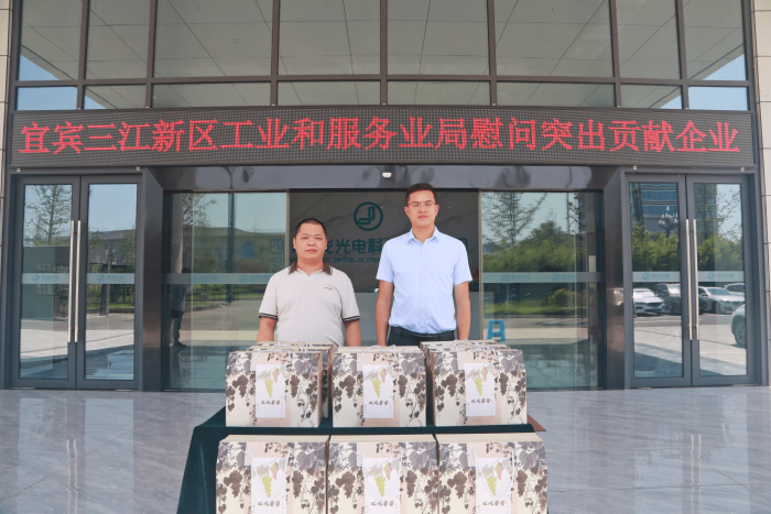 08.14 區(qū)工業(yè)和服務(wù)業(yè)局李代軍副局長(zhǎng)慰問突出貢獻(xiàn)企業(yè)_副本.png
